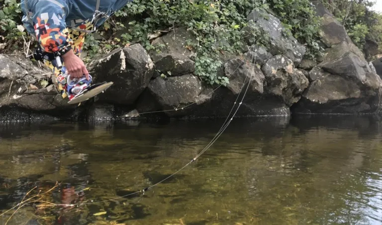 Técnicas de pesca em rios estreitos