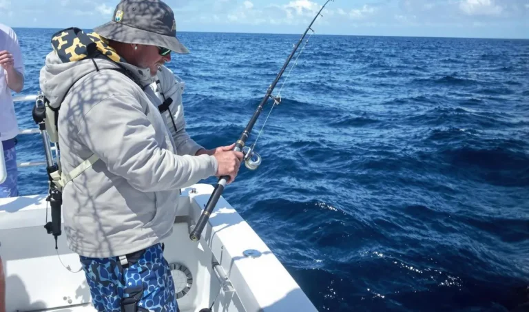 Pesca com isca de camarão em águas profundas